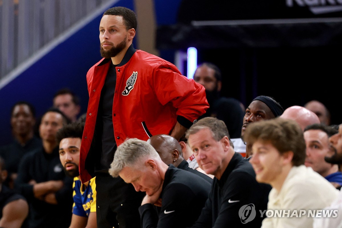 커리 없는 골든스테이트·디펜딩 챔프 보스턴, NBA PO 탈락 위기