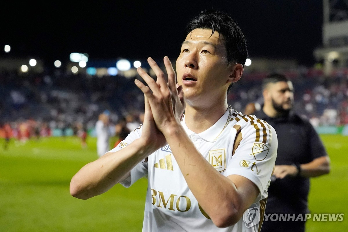 LAFC 유니폼을 입고 MLS 데뷔전을 치른 손흥민이 관중에게 인사하고 있다.