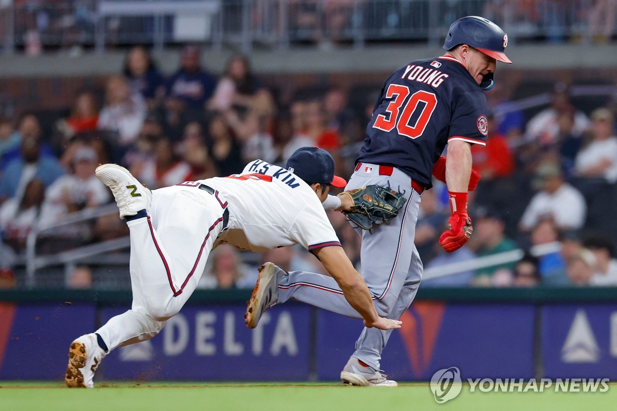 4회 수비에서 몸을 던져 상대 주자를 태그하는 김하성(왼쪽)