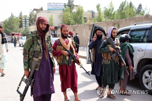 카불 시내를 순찰 중인 탈레반 무장대원들
