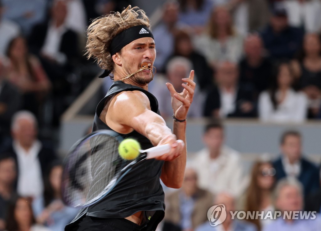 In this UPI file photo from June 3, 2022, Alexander Zverev of Germany returns the ball to Rafael Nadal of Spain during their men's singles semifinal match at the French Open at Roland-Garros in Paris. (Yonhap)