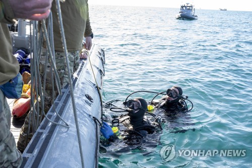 중국 풍선 잔해 수색하는 미 해군 폭발물처리부대원들