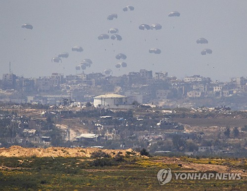 하늘에서 떨어지는 구호품 보려다…가자 난민촌 세살배기 참변