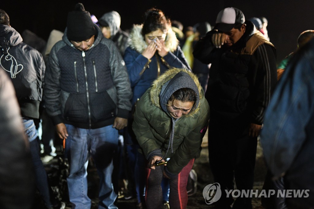 멕시코에서 발생한 송유관 폭발 사고 현장 인근의 시민들 [신화통신=연합뉴스]