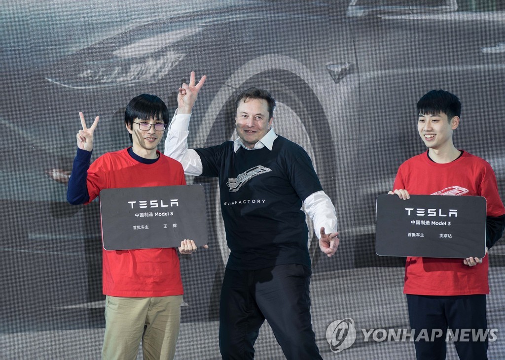 2020년 1월 중국 상하이에서 모델3 차주들과 사진 촬영하는 일론 머스크 테슬라 CEO