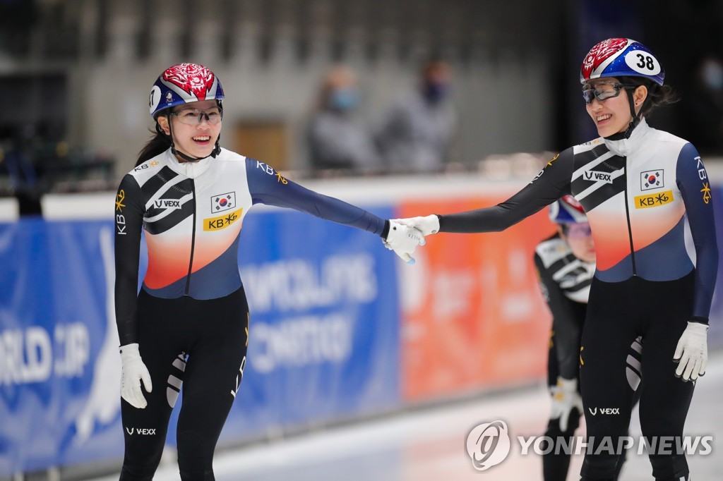 In this Xinhua News Agency photo, Lee Yu-bin of South Korea (L) is congratulated by her teammate Seo Whi-min after winning the women's 1,500m title at the International Skating Union Short Track Speed Skating World Cup at Sportboulevard Dordrecht in Dordrecht, the Netherlands, on Nov. 27, 2021. (Yonhap)