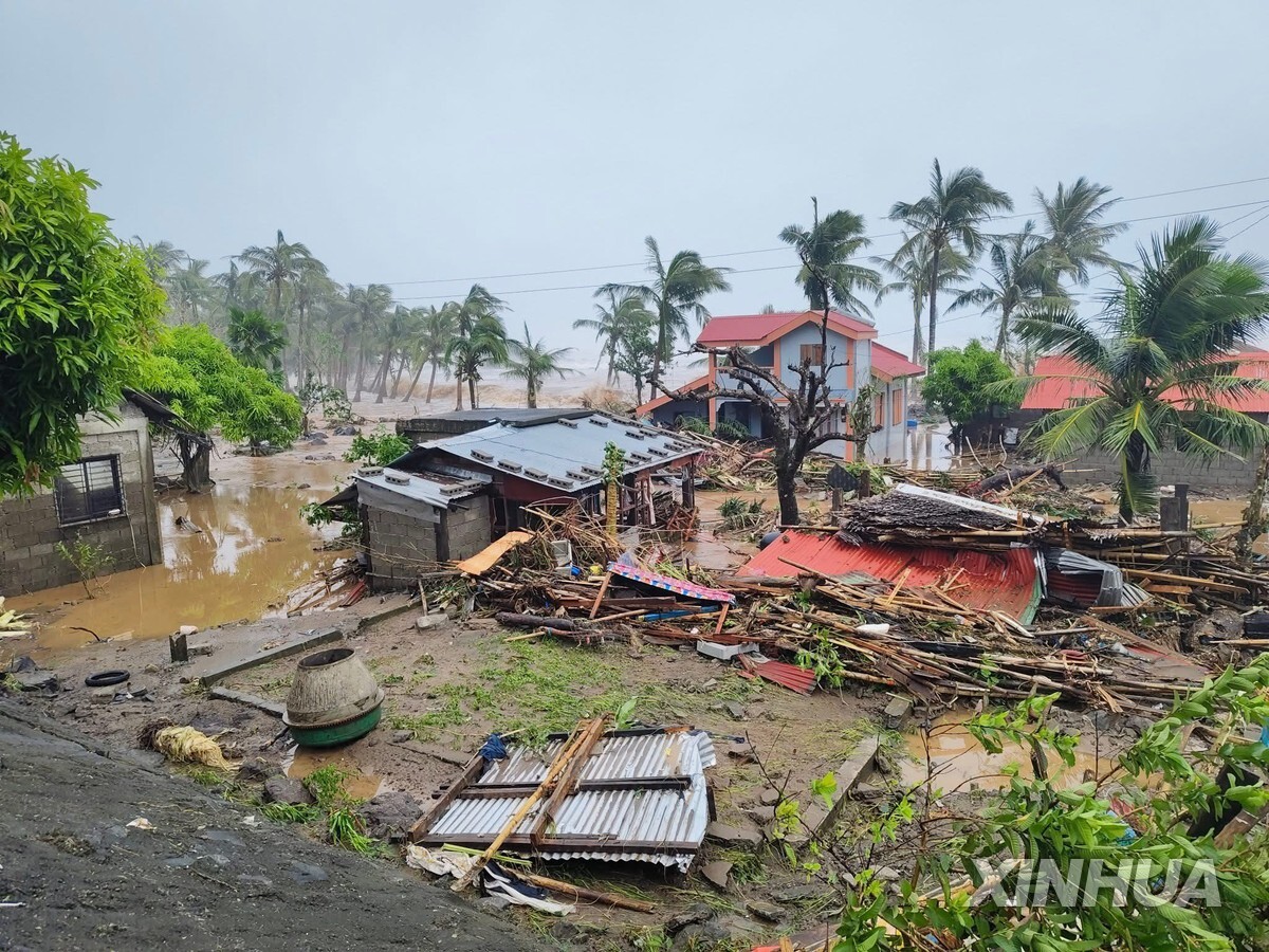 '슈퍼태풍' 풍웡으로 무너진 필리핀 주택