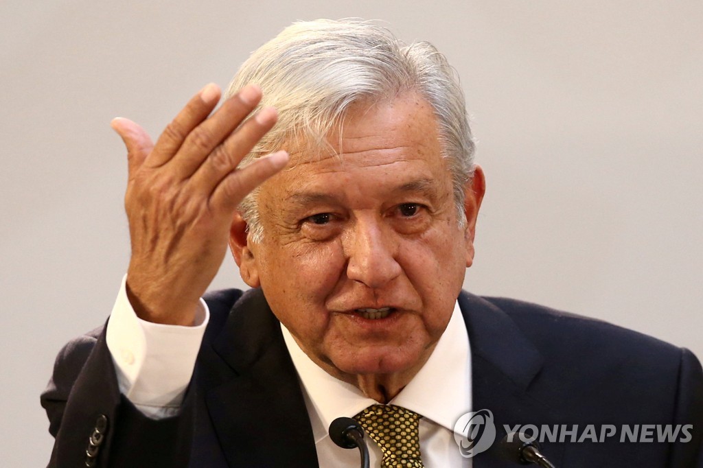 기자회견 하는 안드레스 마누엘 로페스 오브라도르(AMLO·암로) 멕시코 대통령 [로이터=연합뉴스 자료 사진]