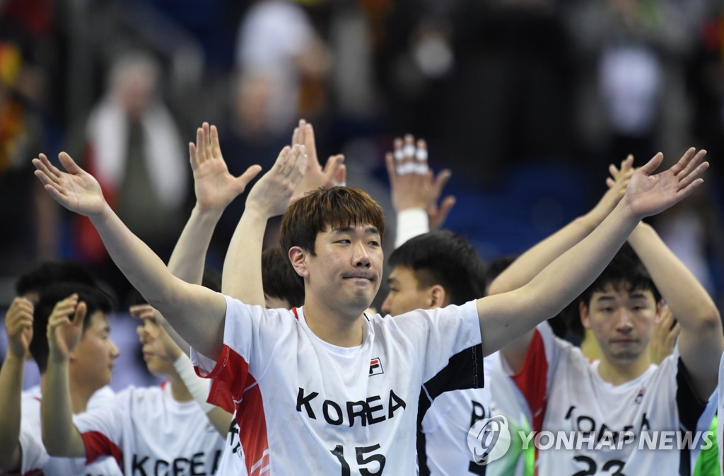 In this Reuters photo, Kim Dong-myung of Korea acknowledges the crowd after a 34-23 loss to France in Group A at the International Handball Federation World Men's Handball Championship at Mercedes-Benz Arena in Berlin on Jan. 14, 2019. (Yonhap)