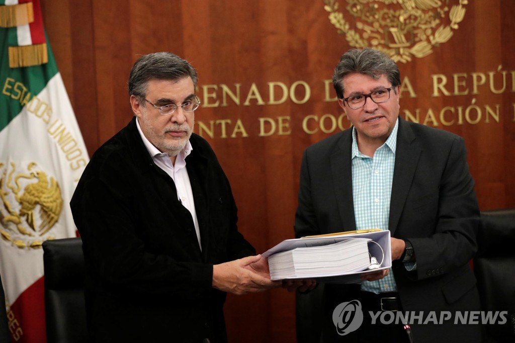 멕시코 정부 관계자가 상원에 미국·멕시코·캐나다 협정(USMCA) 비준안을 전달하고 있다 [로이터=연합뉴스 자료 사진]
