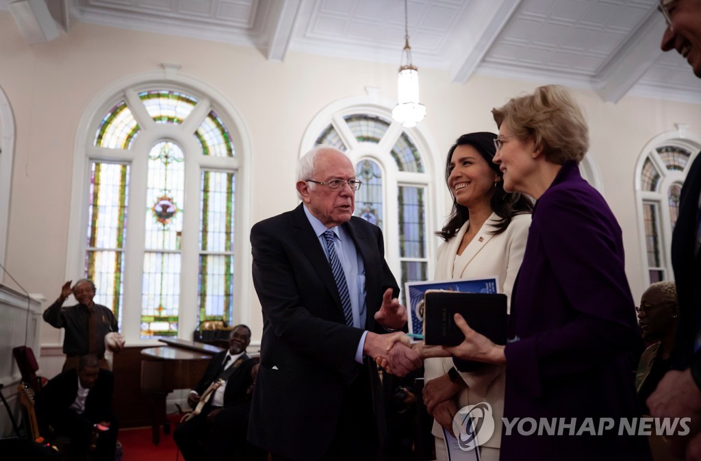 악수하는 샌더스 상원의원과 워런 상원의원