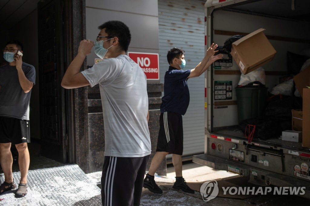 이사 차량에 짐을 싣는 중국 영사관 직원들