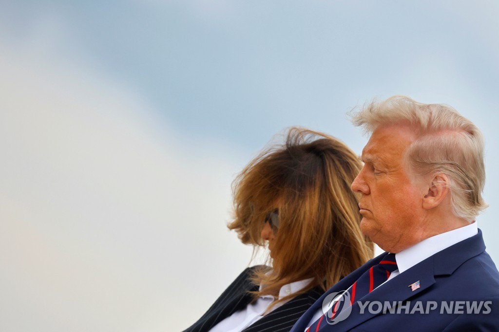 도널드 트럼프 미국 대통령(오른쪽)과 부인 멜라니아 여사(왼쪽). [로이터=연합뉴스 자료사진]