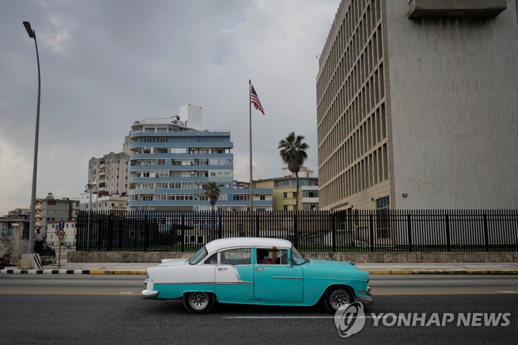 쿠바 아바나 미국대사관 앞 지나는 올드카