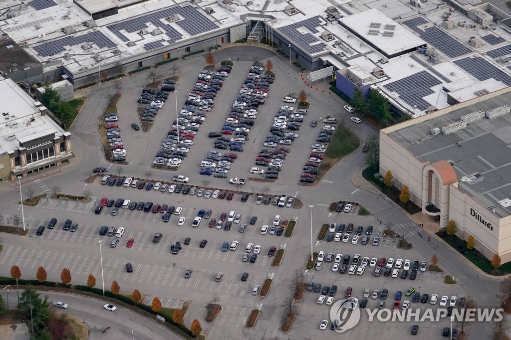 Parking in a mall in Kentucky, USA, which is busier than the previous Black Friday