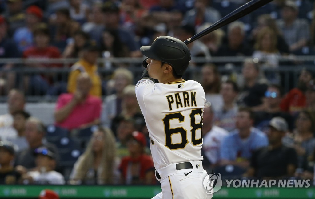 (LEAD) Pirates' Park Hoy-jun hits 1st career MLB home run