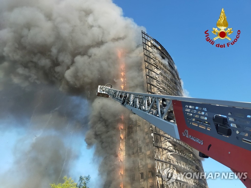 화염에 휩싸인 밀라노 아파트 건물 [로이터=연합뉴스]