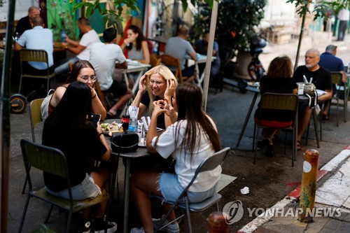 지난 14일 식당에서 모임을 즐기는 이스라엘 텔아비브 시민들