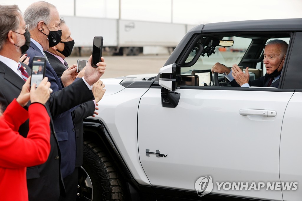 원더풀…바이든, LG배터리 탑재 전기차 허머EV 타고 찬사 | 연합뉴스