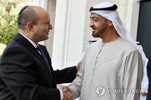 첫 UAE 방문 이스라엘 총리, 실세 무함마드 왕세제와 회담