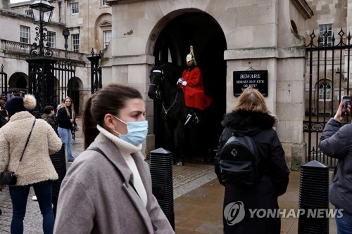 오미크론 확산에 시민들이 마스크를 쓰고 다니는 연말 영국 거리의 모습
