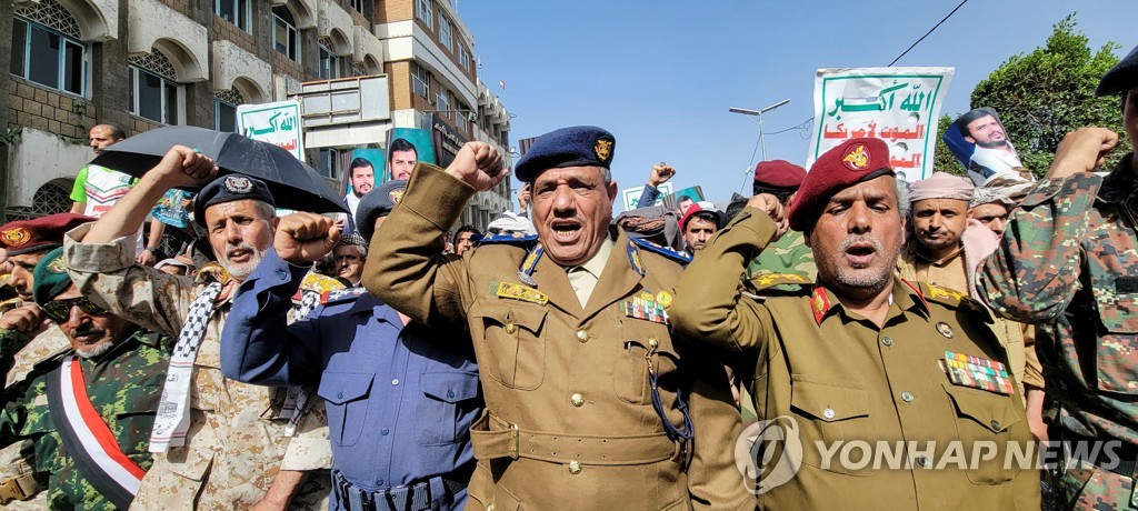 26일(현지시간) 예멘 사나에서 열린 전쟁 7주년 기념행진