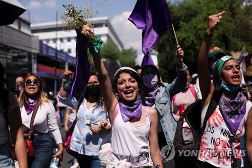지난 24일(현지시간) 여성살해 피해자들을 위한 정의 구현을 요구하는 멕시코시티 시위대