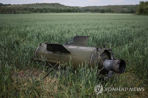 러시아의 미사일 파편이 떨어진 우크라이나 도네츠크의 밀밭