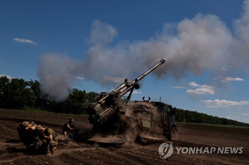 8일(현지시간) 적군을 향해 세자르 자주포를 쏘는 우크라이나군