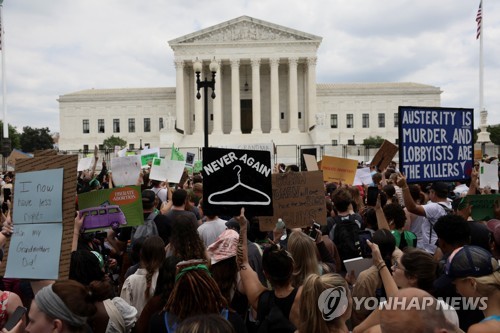 낙태권 판결 파기에 항의하는 미 대법원 앞 시위대