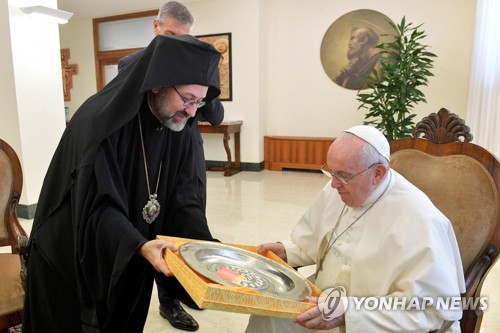 지난달 30일(현지시간) 동방정교회 인사로부터 기념 선물을 받는 프란치스코 교황