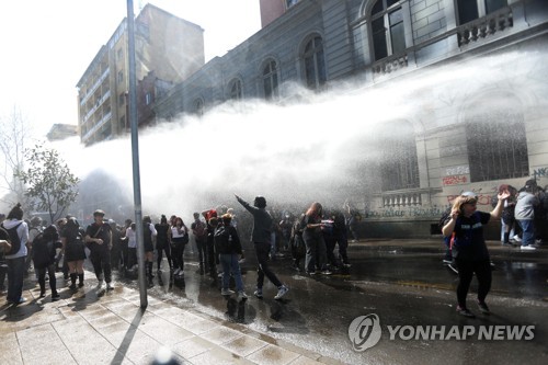물대포 쏘는 칠레 경찰