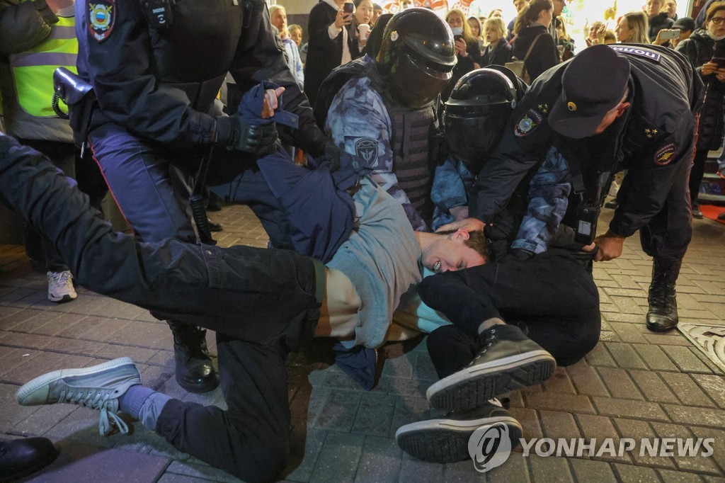 모스크바에서 동원령 반대하다 체포되는 시위대