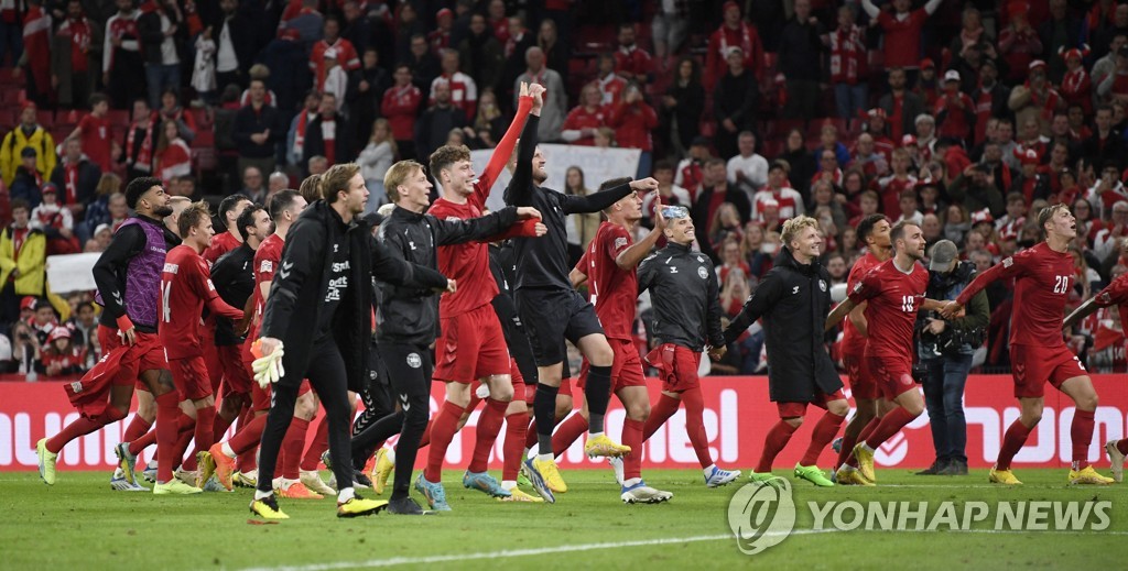 프랑스전 승리에 기뻐하는 덴마크 선수들