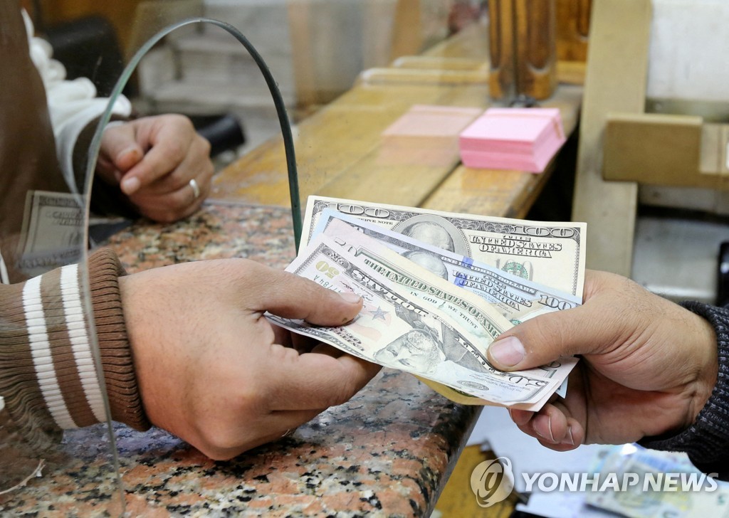 이집트 수도 카이로의 한 환전소에서 현지 화폐인 파운드화를 달러로 바꾸는 고객