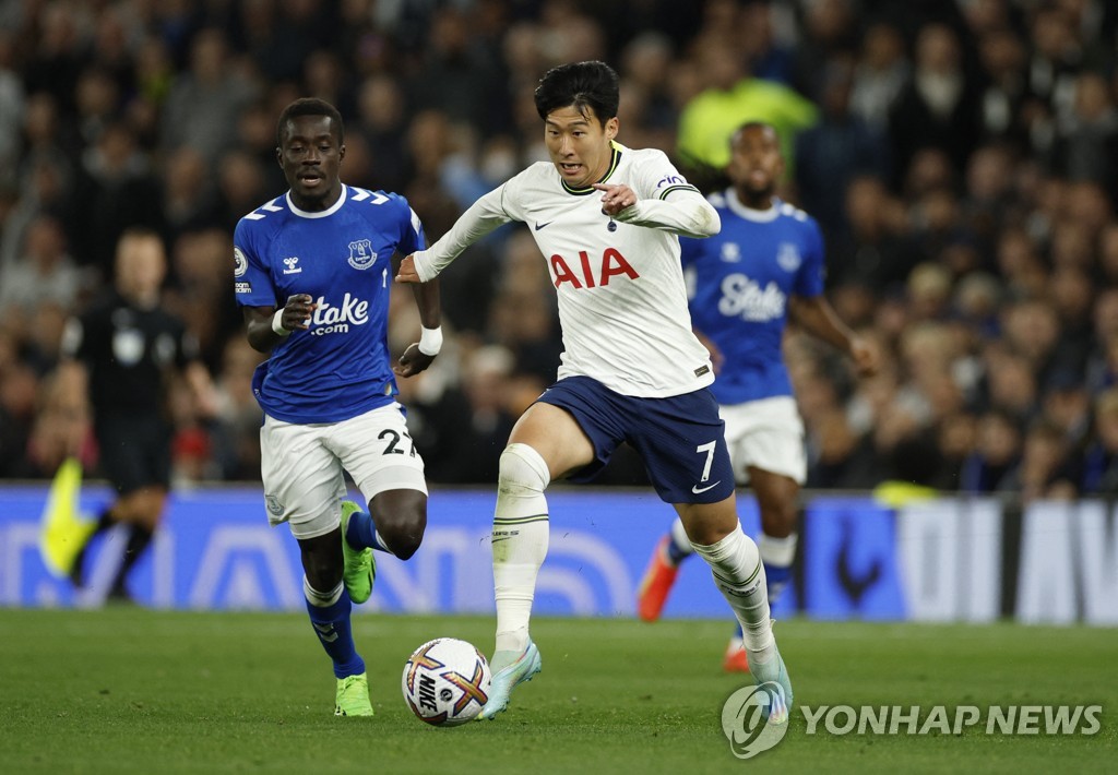 In this Action Images photo via Reuters, Son Heung-min of Tottenham Hotspur (R) dribbles past Idrissa Gueye of Everton during the clubs' Premier League match at Tottenham Hotspur Stadium in London on Oct. 15, 2022. (Yonhap)