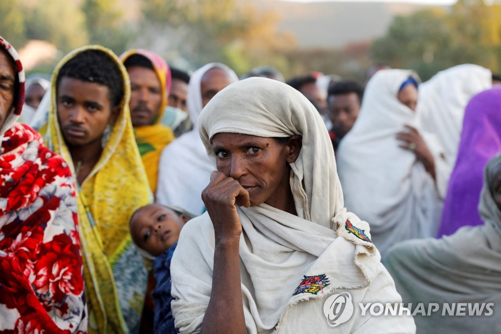 지난해 3월 에티오피아 티그라이 지역의 시르에서 식량을 받으러 기다리는 난민 여성