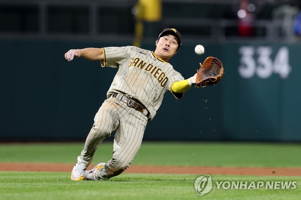 In this USA Today Sports file photo via Reuters from Oct. 22, 2022, San Diego Padres shortstop Kim Ha-seong makes a sliding grab against the Philadelphia Phillies during the bottom of the sixth inning of Game 4 of the National League Championship Series at Citizens Bank Park in Philadelphia. (Yonhap)