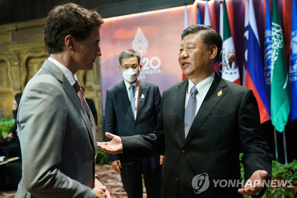 쥐스탱 트뤼도 캐나다 총리와 대화하는 시진핑 중국 국가주석