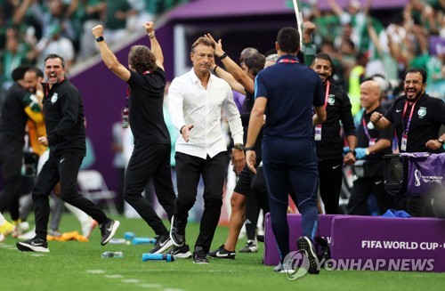 경기 마치고 아르헨티나 스칼로니 감독에게 악수하러 가는 르나르 감독