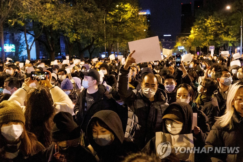(로이터=연합뉴스) 지난 27일 밤 중국 베이징에서 일어난 '제로 코로나' 반대 시위. 