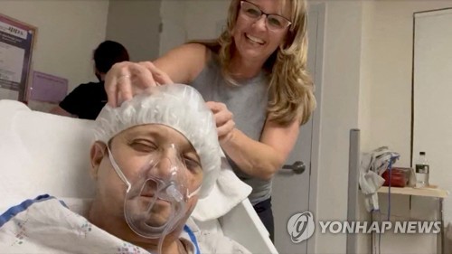 '폭설 속 어벤저스' 레너, 병상서 52번째 생일 축하