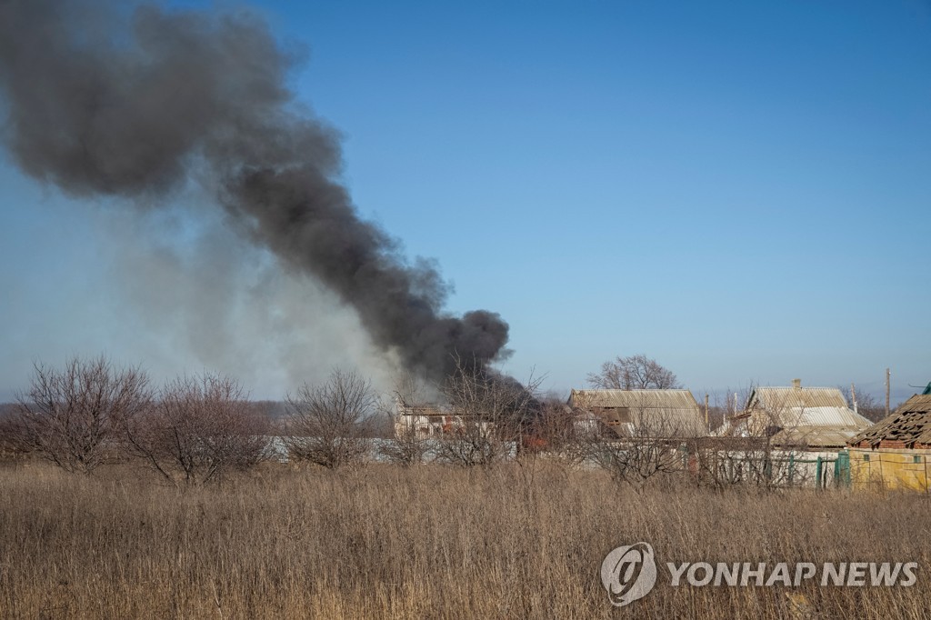 불타고 있는 우크라이나 동부전선 부흘레다르 마을