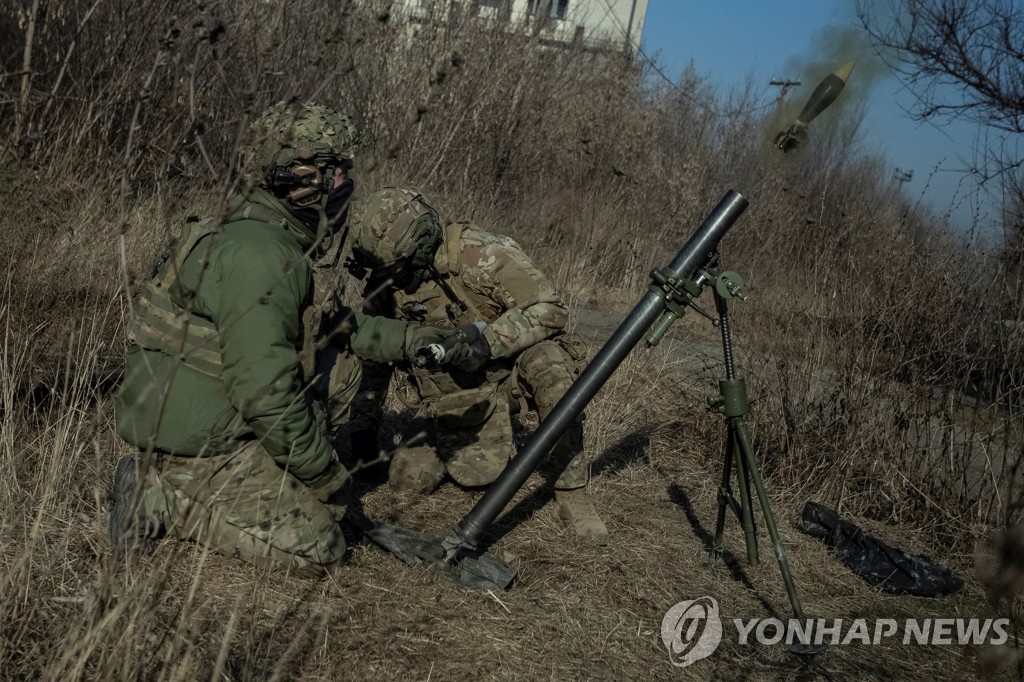 바흐무트 전선에서 박격포 발사하는 우크라이나군