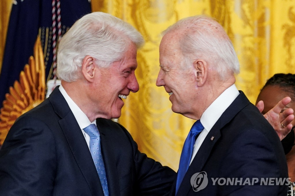 조 바이든 미국 대통령(오른쪽)과 빌 클린턴 전 대통령