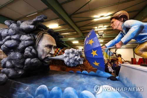 푸틴 대통령에 맞서는 폰데어라이엔 EU 집행위원장
