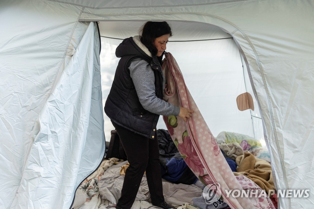 텐트에서 지내는 지진 피해 지역 주민