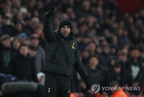 'FA 16강 탈락' 토트넘 수석코치 "큰 기회 놓쳐…팬들에게 사과"