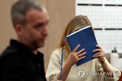 노트로 얼굴 가리는 귀네스 팰트로