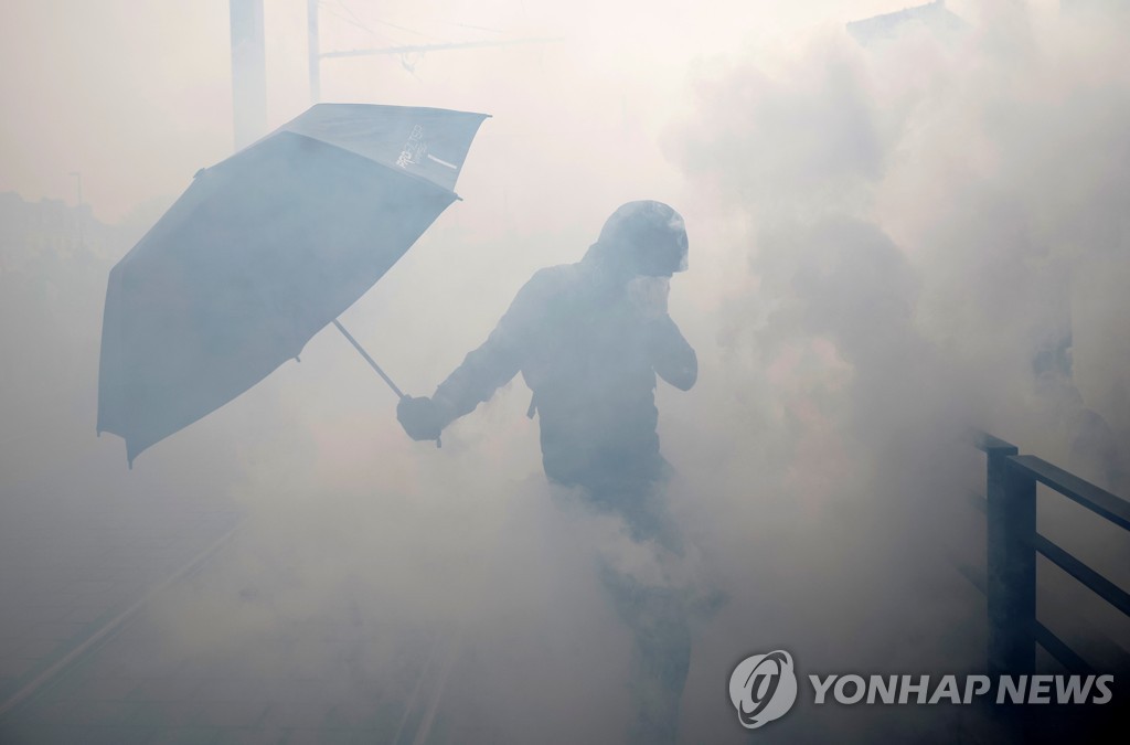 최루가스가 퍼지고 있는 프랑스 낭트 시위 현장